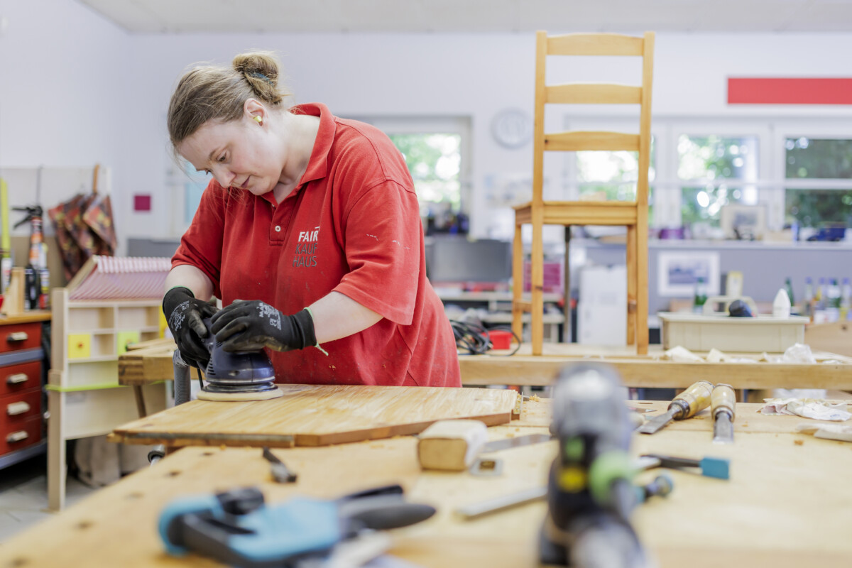 Beschäftigte bei der Arbeit in der Werkstatt